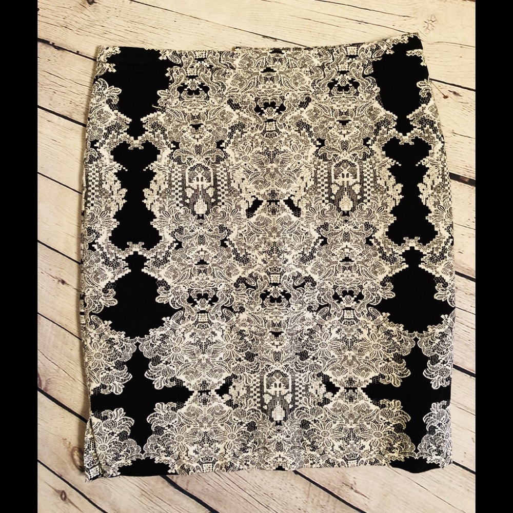 H&M black & white woman’s skirt size 10
